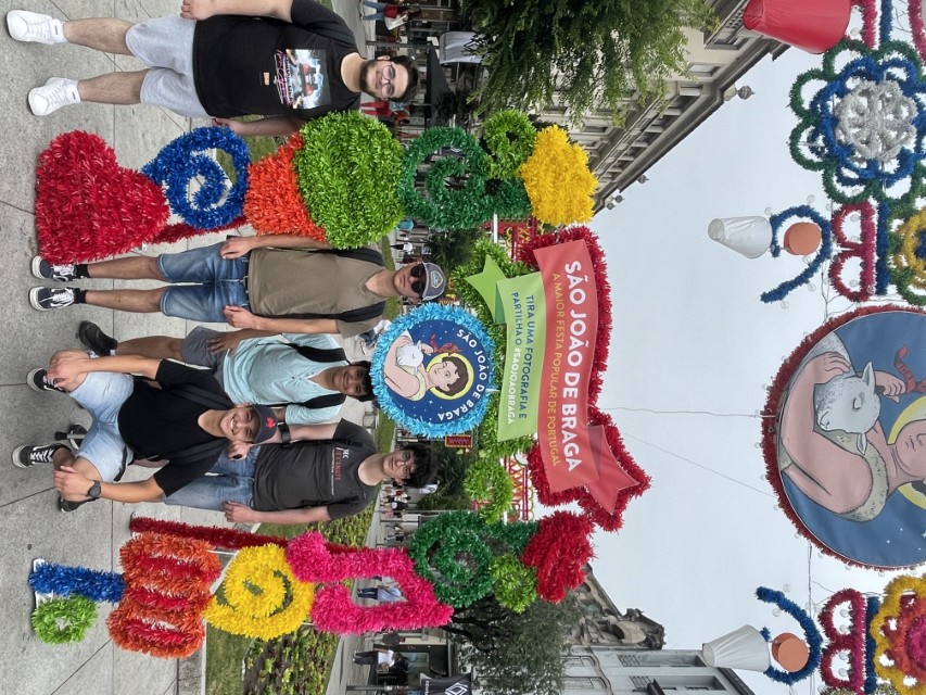 5 apprentis de BTS SIO posent sous une arche de la fête de Saint Jean de Braga